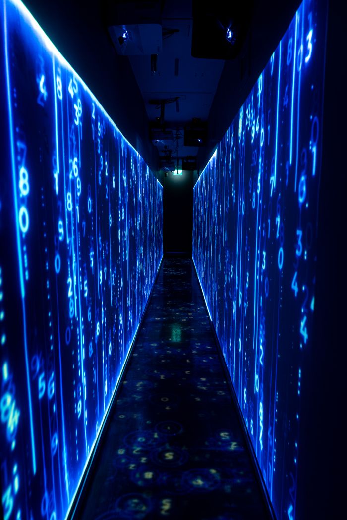Migración a la nube: Ventajas de modernizar la infraestructura de tu empresa A luminous blue tunnel with digital numbers creating a futuristic, sci-fi ambiance.